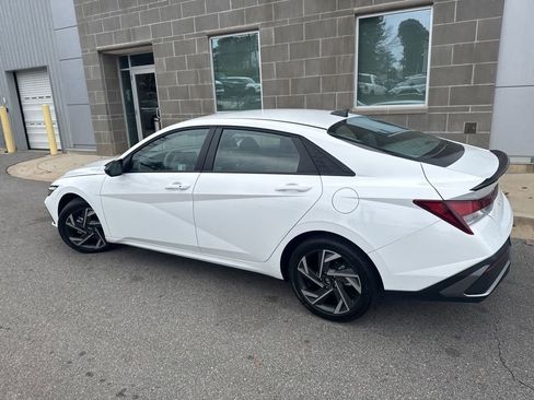Used 2025 Hyundai Elantra Sport image 13