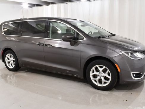Used 2018 Chrysler Pacifica Touring Plus w/ Tire & Wheel Group FWD image 5