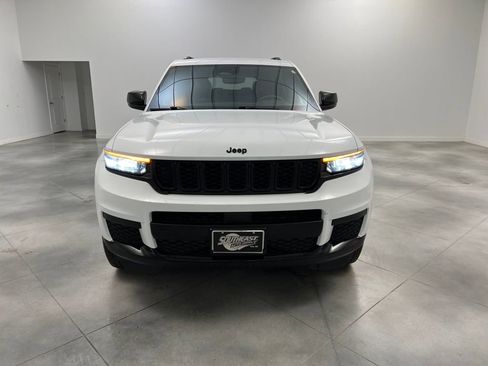 Used 2024 Jeep Grand Cherokee L Laredo image 2