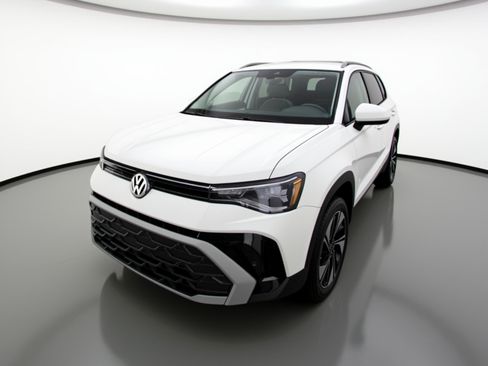 Used 2025 Volkswagen Taos SE image 3