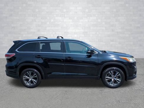 Used 2016 Toyota Highlander XLE FWD image 3