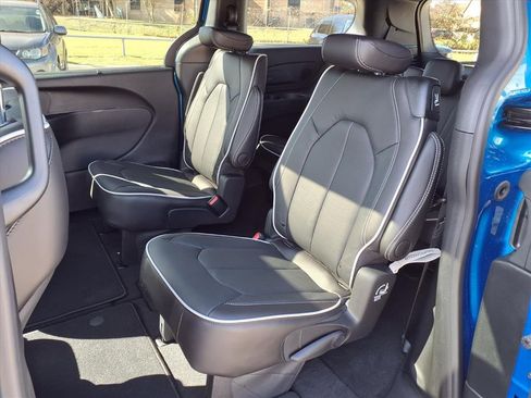 New 2026 Chrysler Pacifica Limited image 15