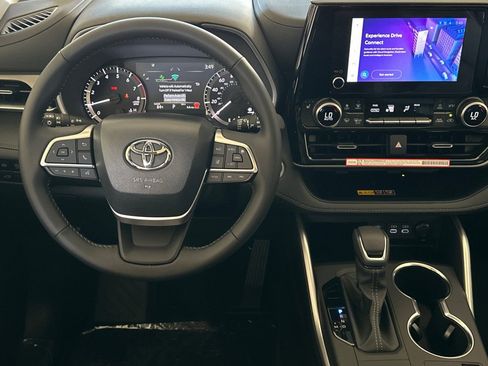 New 2026 Toyota Highlander XLE image 13