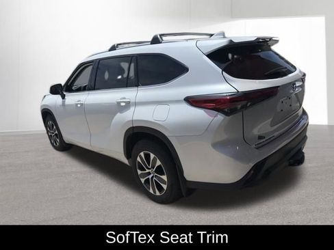 Used 2022 Toyota Highlander XLE AWD/4WD image 11