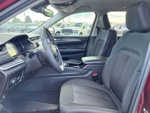 Used 2023 Jeep Grand Cherokee Laredo w/ Luxury Tech Group I AWD/4WD image 13