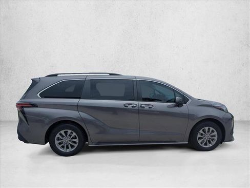 Used 2022 Toyota Sienna XLE FWD image 4