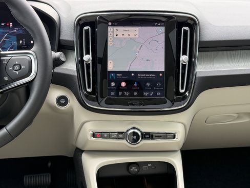 Certified 2026 Volvo XC40 B5 Plus w/ Climate Package AWD/4WD image 15