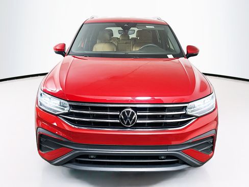 Used 2023 Volkswagen Tiguan SE FWD image 2