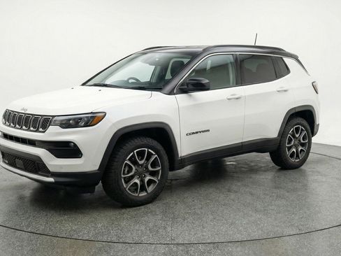 Used 2025 Jeep Compass Trailhawk AWD/4WD image 3