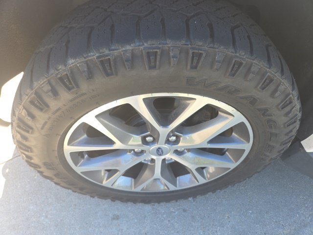 Used 2017 Ford Expedition XLT w/ Equipment Group 202A AWD/4WD image 11