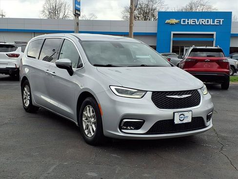 Used 2023 Chrysler Pacifica Touring-L image 5