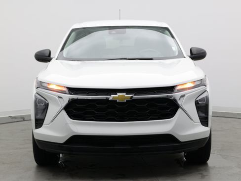 Used 2025 Chevrolet Trax LS FWD image 2