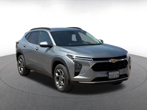 Used 2025 Chevrolet Trax LT image 3