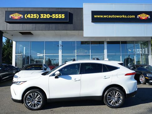 Used 2023 Toyota Venza XLE image 2