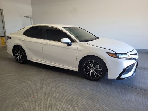 Used 2022 Toyota Camry SE image 11