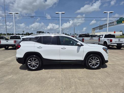Used 2024 GMC Terrain SLT FWD image 16