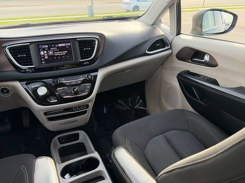 Used 2022 Chrysler Voyager LX FWD image 33