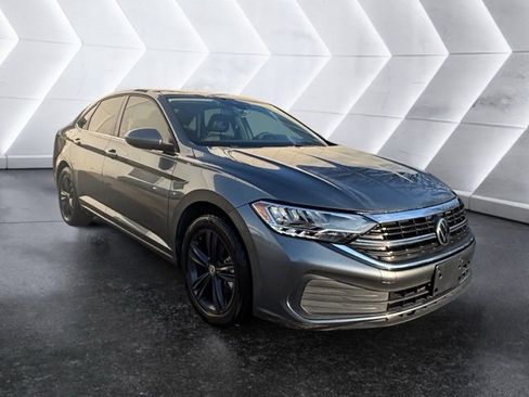 Certified 2022 Volkswagen Jetta SE image 4