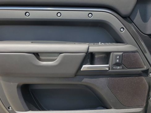 Used 2025 Land Rover Defender 130 X-Dynamic SE image 11