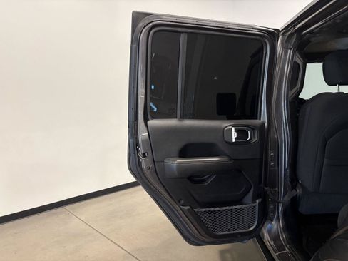 Used 2018 Jeep Wrangler Unlimited Sahara w/ Uconnect 4C Nav & Sound Group AWD/4WD image 31