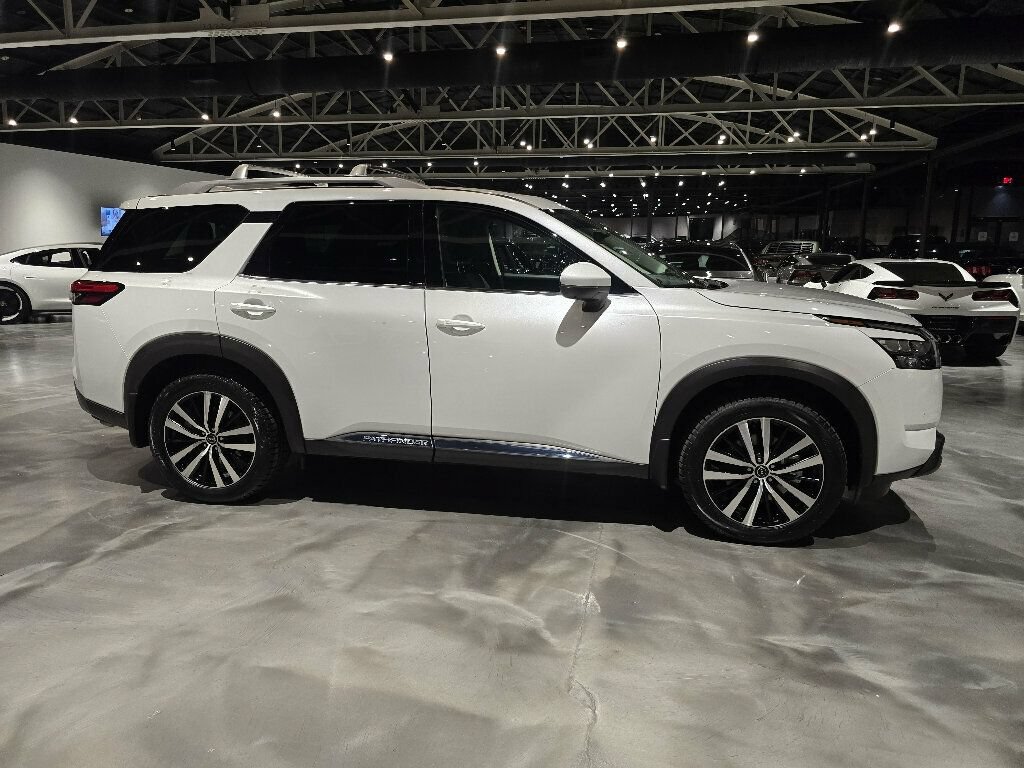 Used 2025 Nissan Pathfinder Platinum w/ Cargo Package FWD image 4