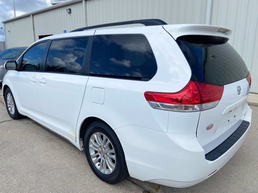 Used 2014 Toyota Sienna XLE FWD image 3