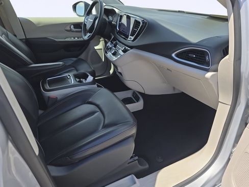 Used 2023 Chrysler Pacifica Touring-L FWD image 34