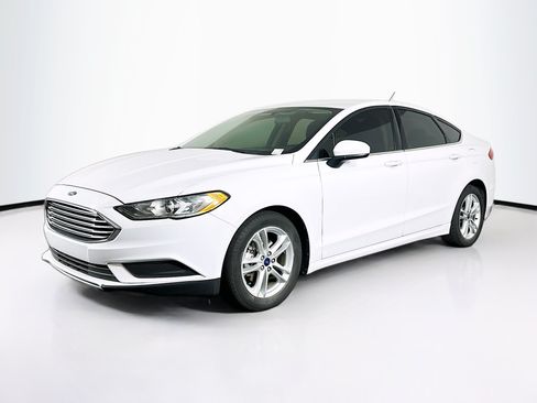 Used 2018 Ford Fusion SE w/ Fusion SE Technology Package FWD image 3