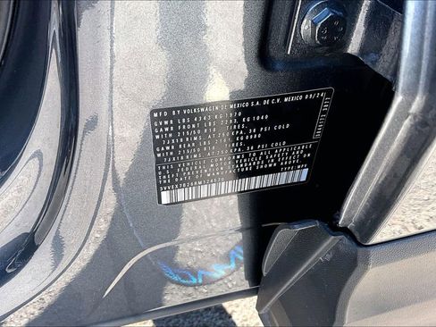 Used 2024 Volkswagen Taos SE image 17