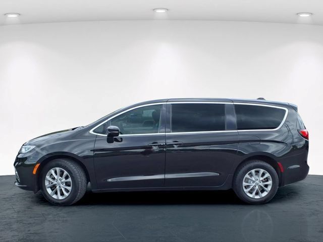 Used 2024 Chrysler Pacifica Touring-L w/ Uconnect Theater Family Group AWD/4WD image 14