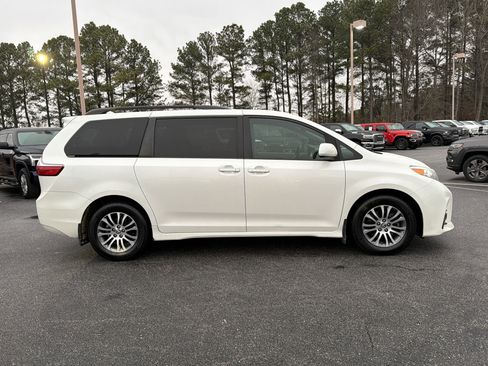 Used 2020 Toyota Sienna XLE image 5