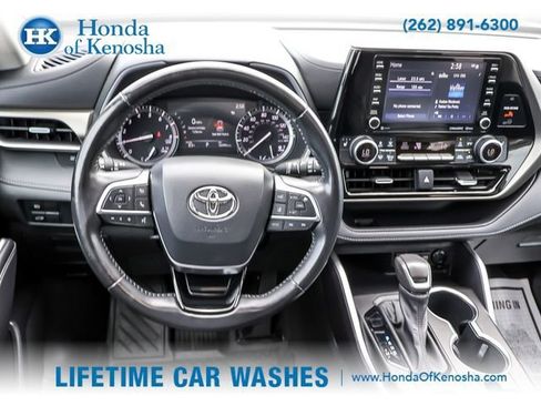 Used 2021 Toyota Highlander XLE AWD/4WD image 16