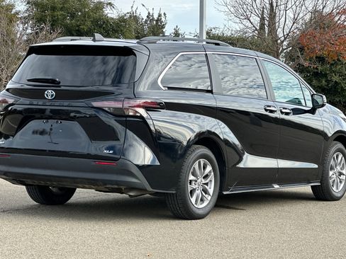 Used 2024 Toyota Sienna XLE image 4
