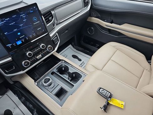 Used 2024 Ford Expedition Max XLT image 31