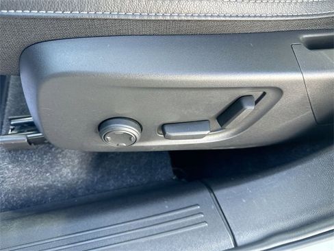 Used 2020 Volvo XC40 T5 Momentum image 19