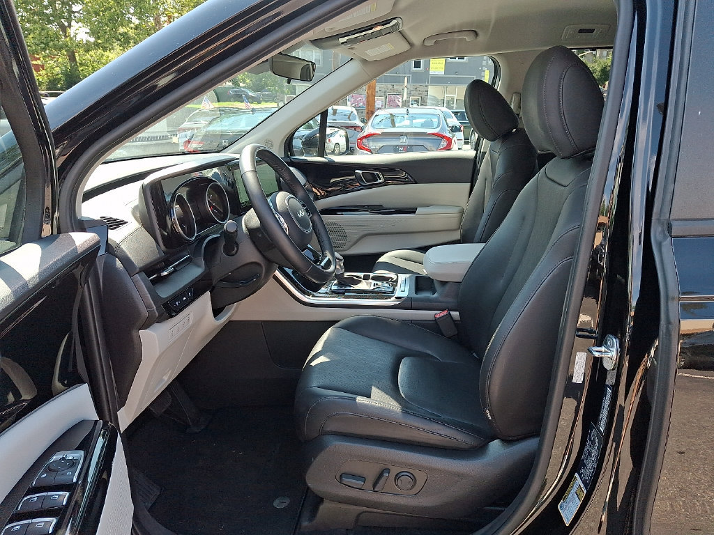 Used 2024 Kia Carnival EX FWD image 14