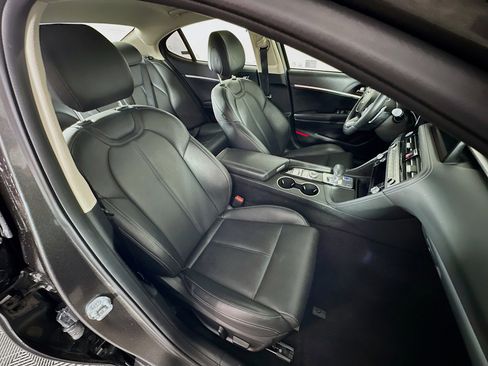 Used 2025 Genesis G70 2.5T image 31