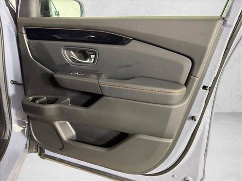 Used 2025 Honda Pilot TrailSport image 15