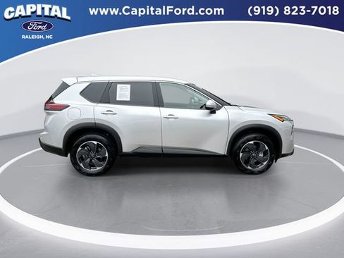Used 2025 Nissan Rogue SV FWD image 9