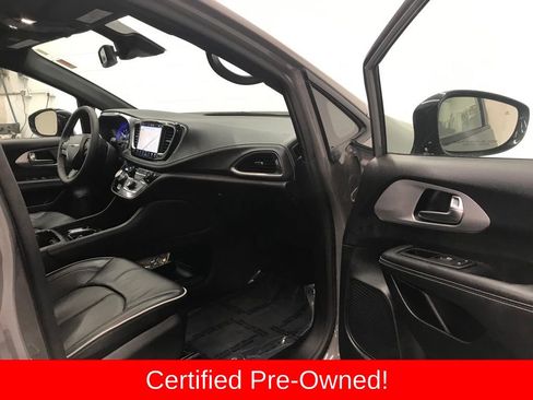 Used 2025 Chrysler Pacifica Limited image 39
