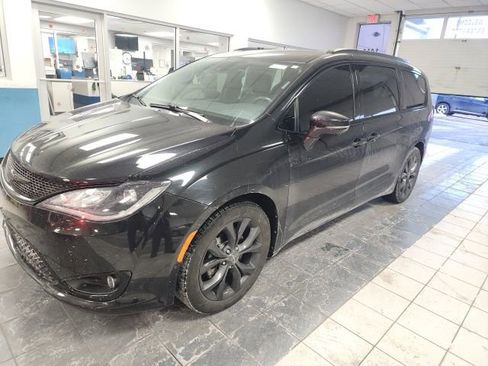 Used 2019 Chrysler Pacifica Limited image 1