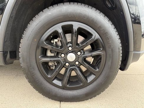 Used 2021 Jeep Grand Cherokee Laredo X image 10