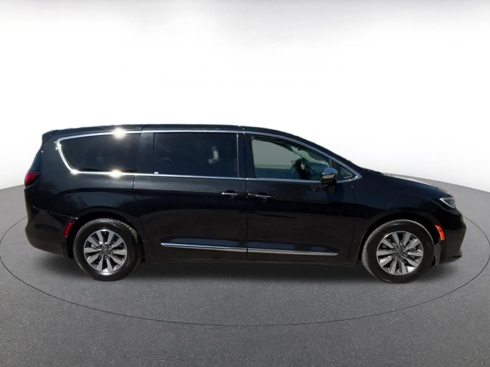 Used 2023 Chrysler Pacifica Limited FWD image 15