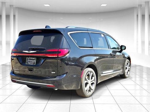 New 2026 Chrysler Pacifica Pinnacle AWD/4WD image 3
