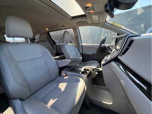 Used 2019 Toyota Sienna XLE image 4
