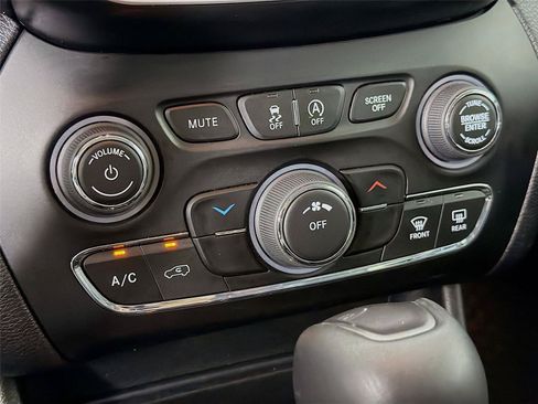Used 2020 Jeep Cherokee Latitude Plus w/ Cold Weather Group AWD/4WD image 21