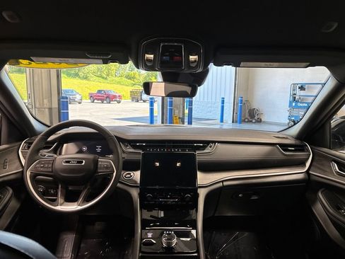 Used 2025 Jeep Grand Cherokee Limited AWD/4WD image 11