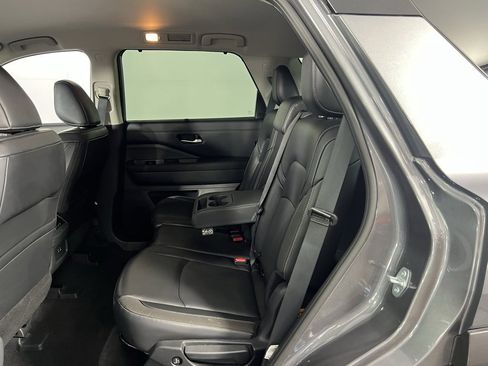 Used 2024 Nissan Pathfinder SL w/ Black Appearance Package image 25