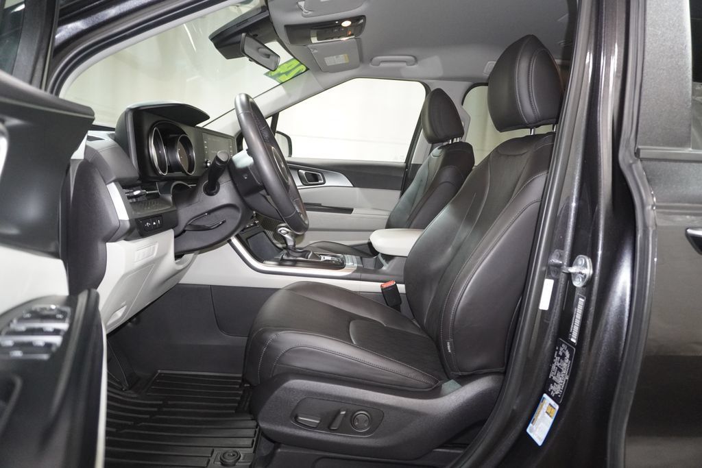 Used 2024 Kia Carnival LX FWD image 11