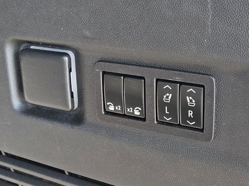 Used 2023 Chevrolet Suburban Premier image 10